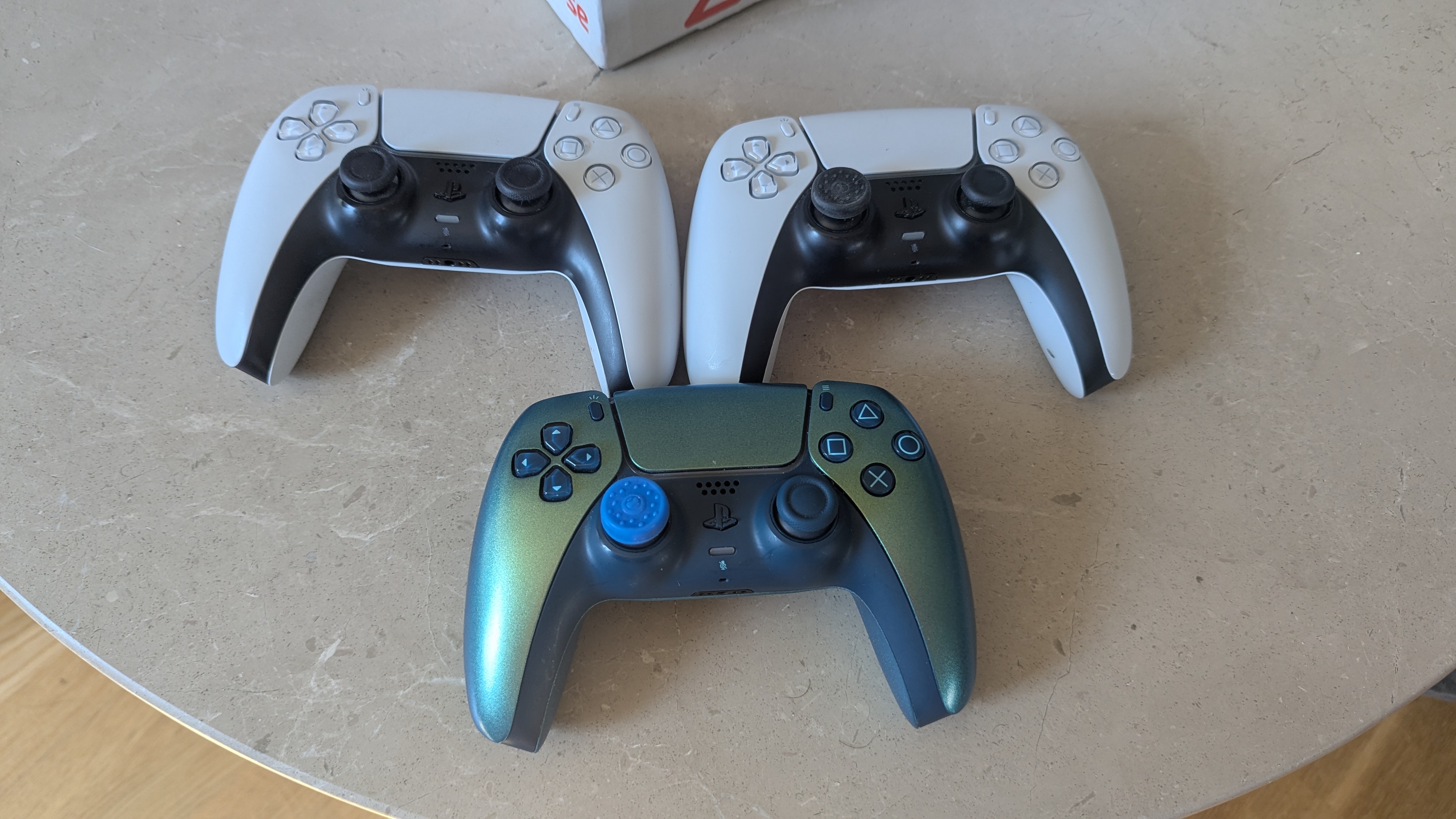 Tre lagade PS5 kontroller Malmö